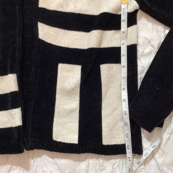 Beautiful Lisa International black/white sweater fringe neck EUC - Picture 10 of 11